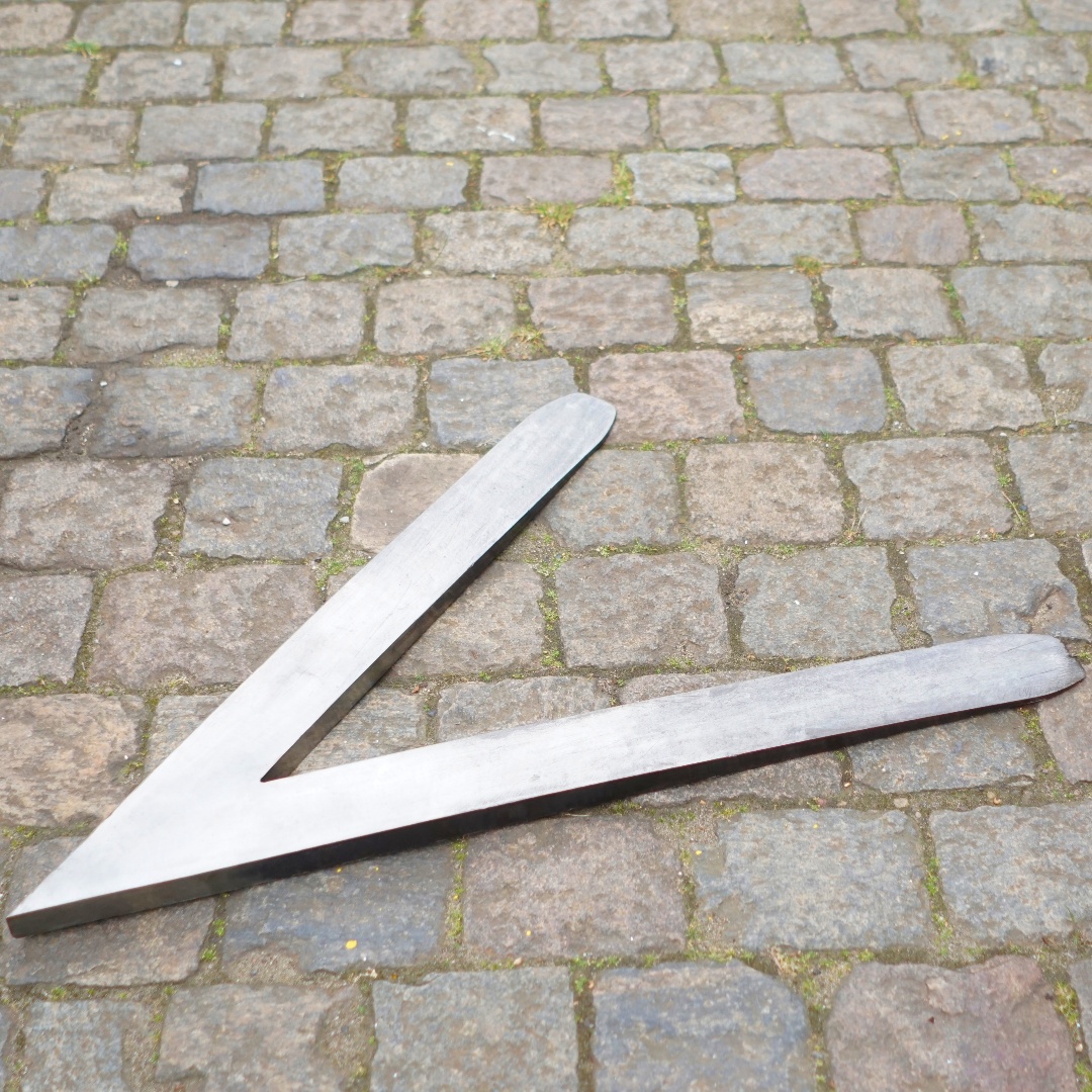 Stahlskulptur aus zwei Gabelstaplerzinken